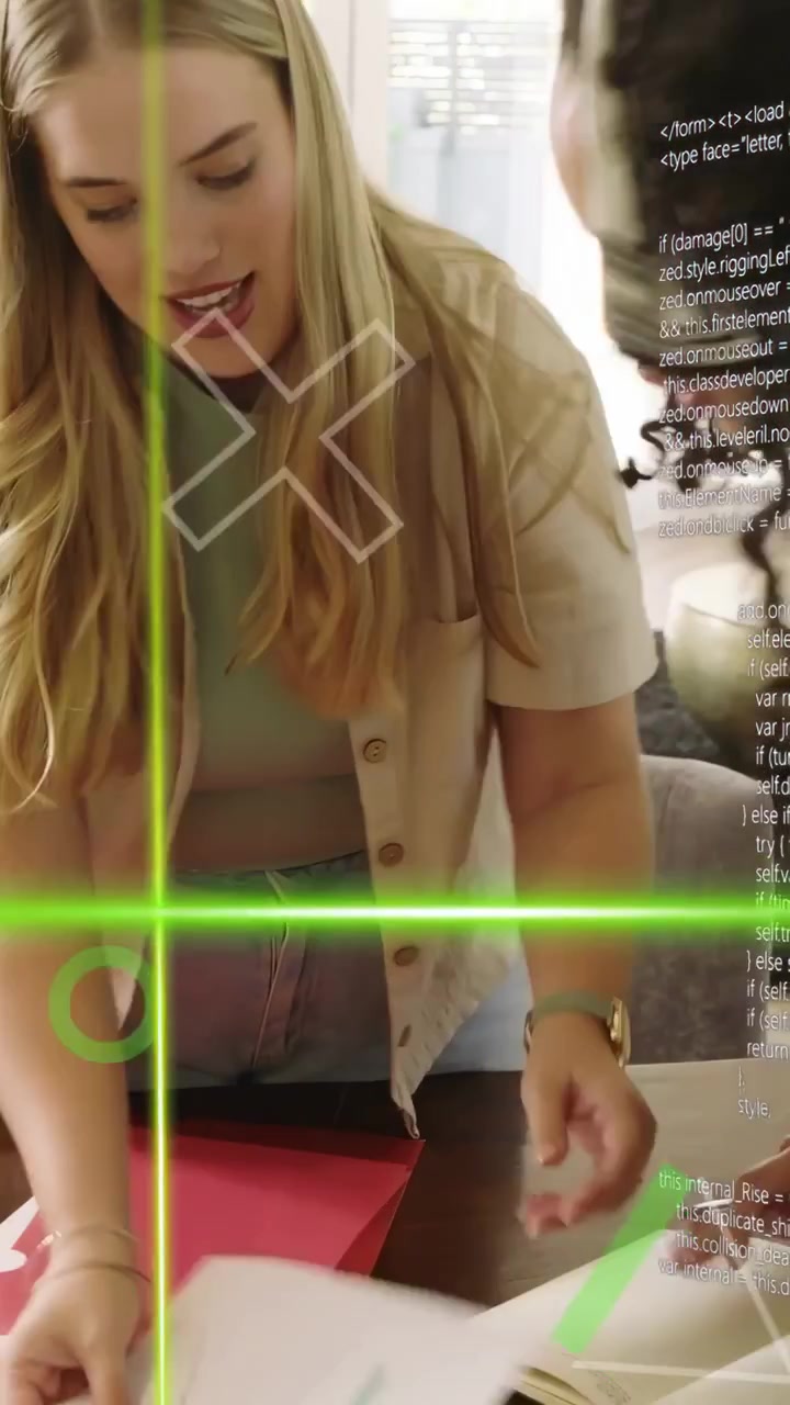 Donna bionda che solleva grafici, il partner si unisce, entrambi che smistano documenti aziendali in una cartella rossa, scansione HUD.