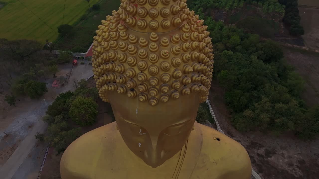 Scorcio aereo di un'imponente statua del Buddha nella Thailandia centrale