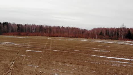 Leere-Brachfläche-Bei-Bewölktem-Wetter-Im-Dorf-Buszkowy-Gorne-In-Polen