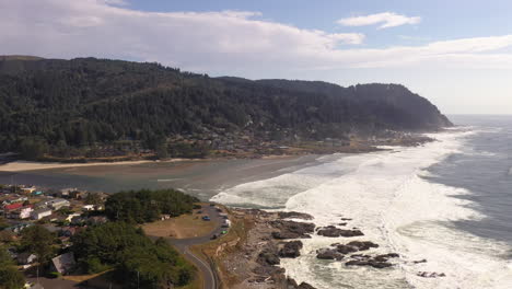 Town-Of-Yachats-An-Der-Wunderschönen-Küste-Von-Oregon,-Cape-Perpetua-In-Der-Ferne