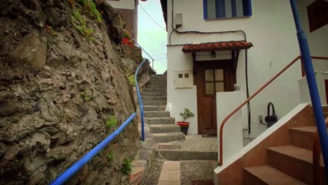 calles de la ciudad de cudillero en asturias