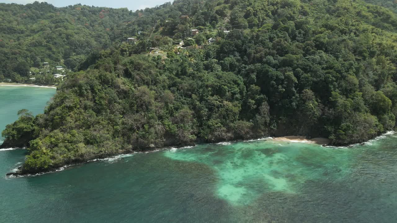 vista aérea épica de fort campbelton en la montaña con vista y un increíble arrecife de coral y lugar para hacer snorkel