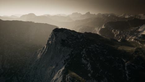 Dramatischer-Himmel-über-Stufen-In-Einem-Berg.