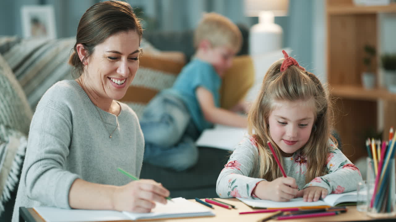 мама делает домашнее задание веселым.