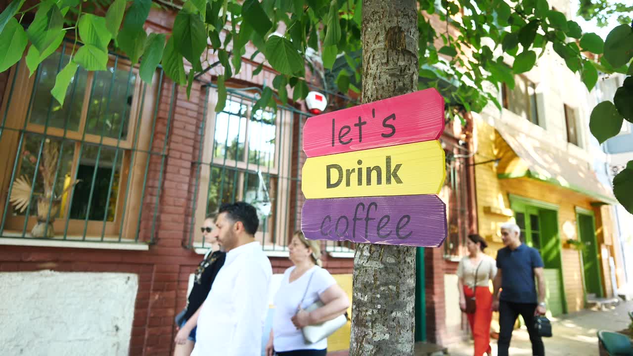 도시 거리에서 다채로운 커피 표지판