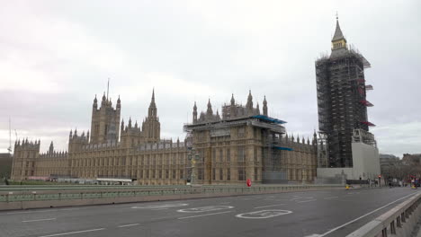 toma estática del palacio del parlamento y el big ben sin autos ni gente pasando, pandemia de covid19