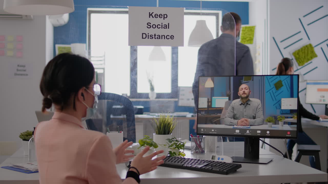 온라인 비디오 콜 회의를 하는 사업가, 커뮤니케이션 프로젝트에 대해 논의