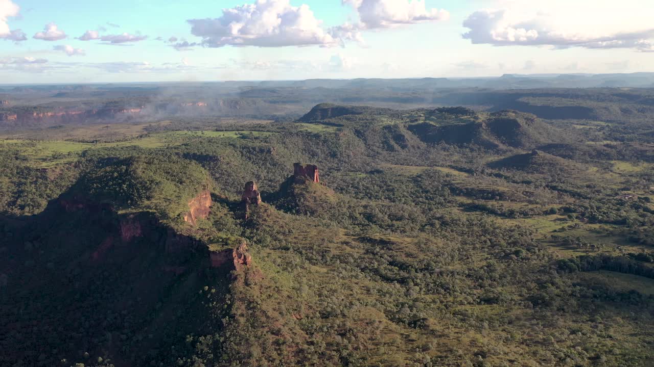vista aérea de ecosistemas "cerrados" y formaciones rocosas de arenisca sedimentaria de chapada das mesas, filadelfia, tocantins, noreste de brasil