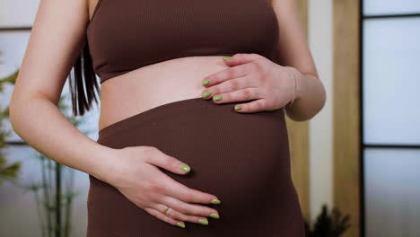 Pregnant-woman-on-yoga-studio