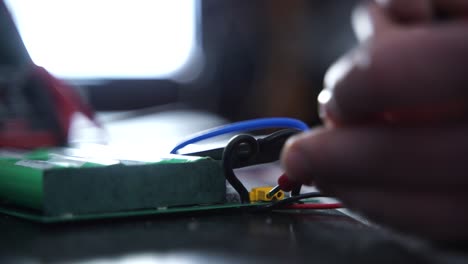 primer plano de manos probando corrientes eléctricas