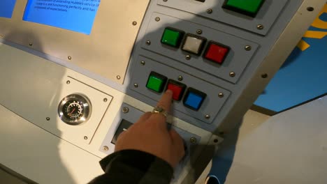 presionando botones en un avión