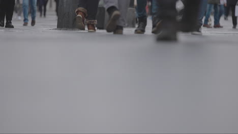 personas caminando por una calle de la ciudad