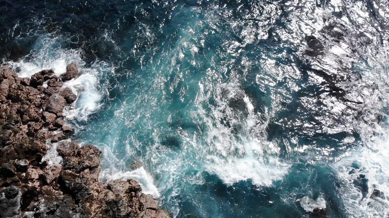 Panoramica fissa di onde che si infrangono contro le scogliere alle Hawaii.