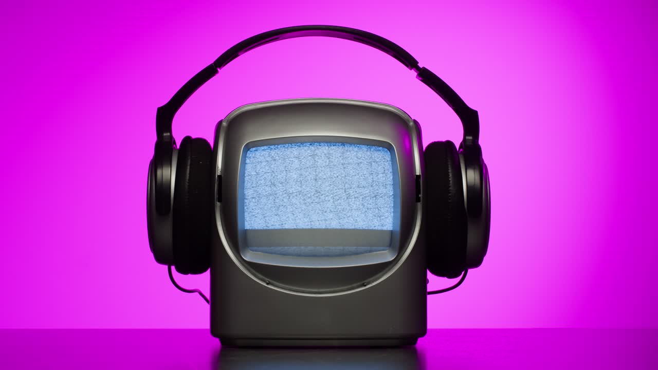 tv retro, televisión vintage en una configuración nostálgica, una tv retro muestra grano en la pantalla, dispositivo aterrador de la noche de halloween bueno para la llave de croma y la pantalla verde. imágenes de alta calidad 4k