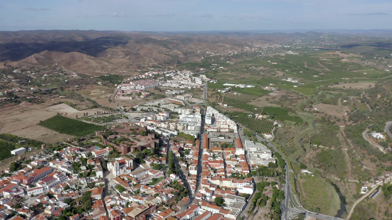 vista panorámica de la ciudad y el municipio de silves en la región portuguesa del algarve, portugal - toma aérea de drones