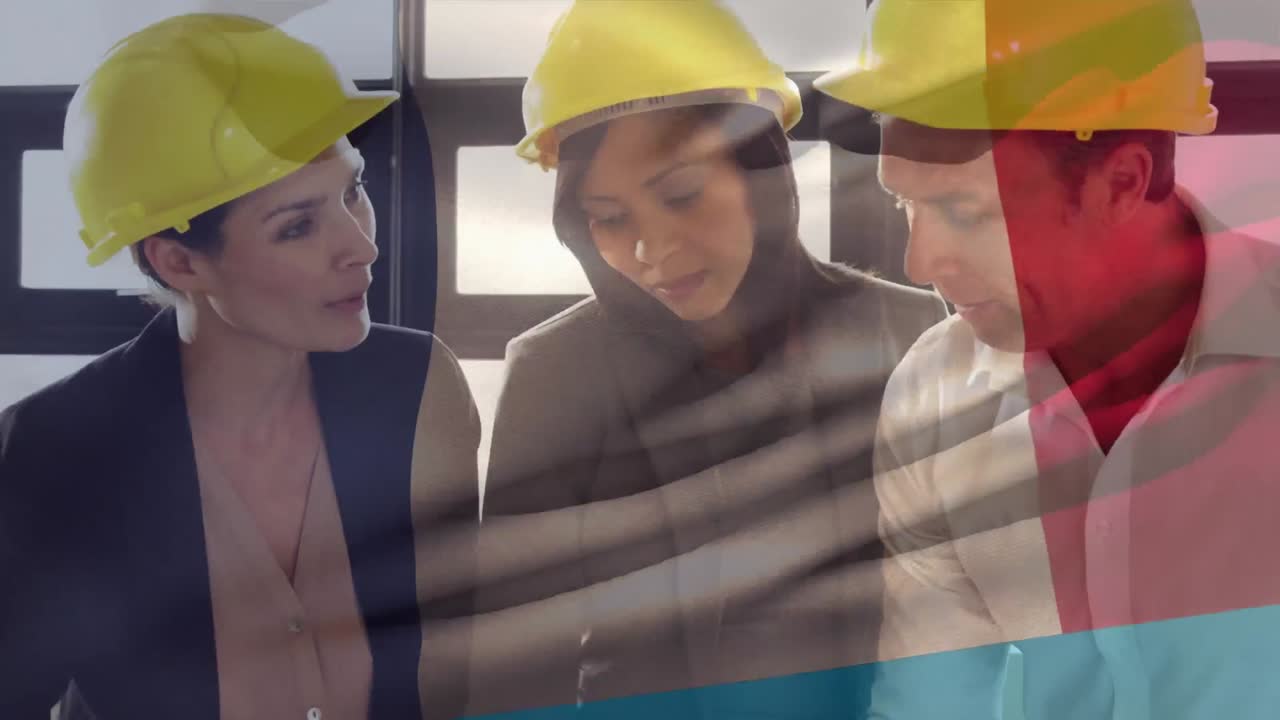 bandera francesa sobre los trabajadores del sitio que trabajan en los planos.