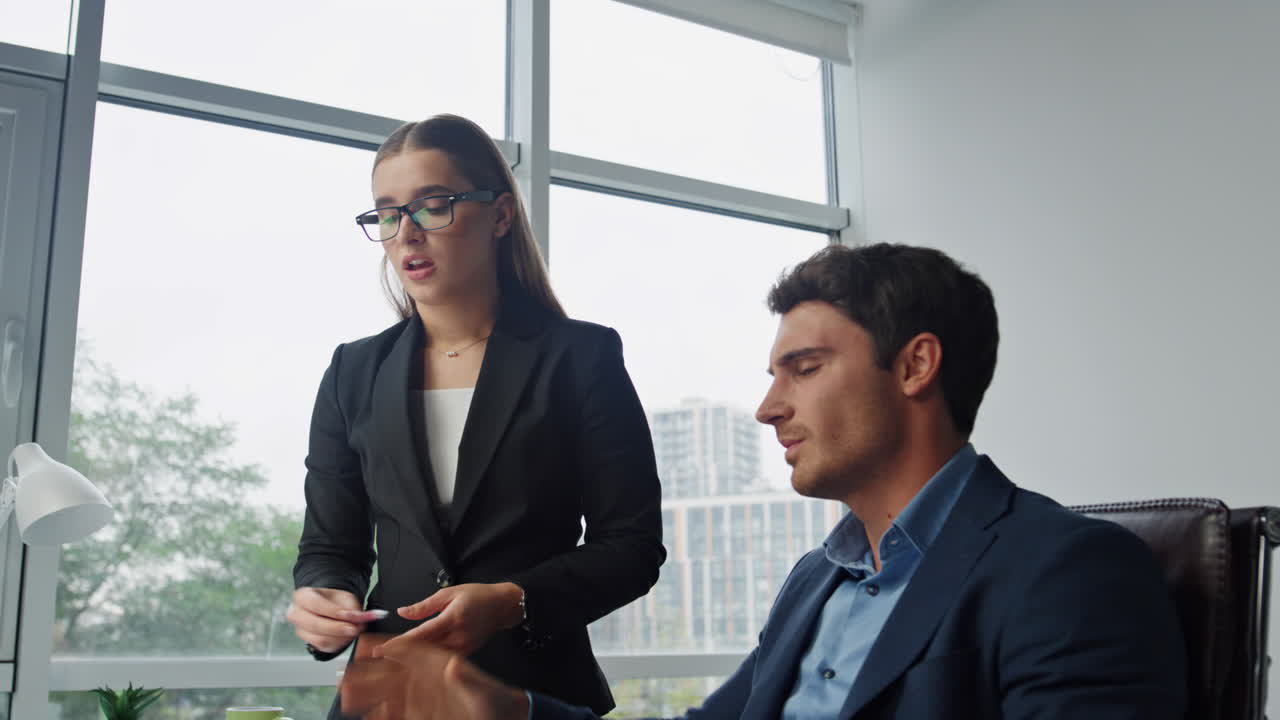 jefe enojado arrojando papeles hablando con el trabajador. dos gerentes luchando en la oficina