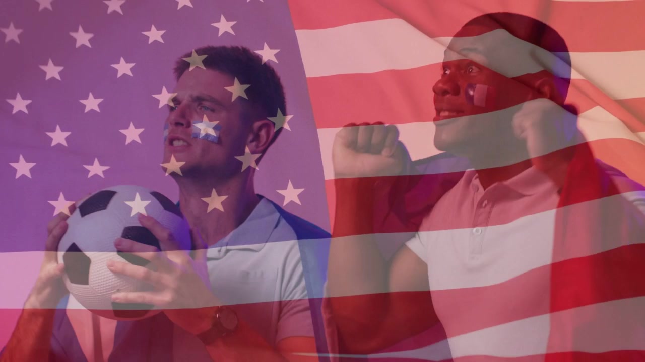 Dois torcedores reagindo a uma chance de gol fora da tela, segurando uma bola de futebol, com uma bandeira sobrepondo os indivíduos.