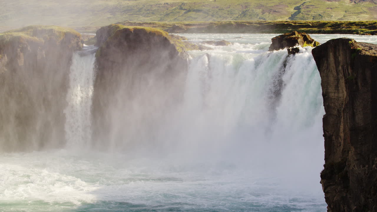 clip cinemático de movimiento lento de las impresionantes cascadas de godafoss en el norte de islandia