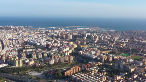 edificios área residencial de málaga vista aérea mar mediterráneo en el fondo