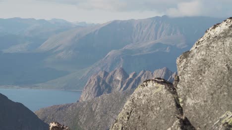 Una-Vista-Panorámica-Y-Relajante-Del-Sendero-Lonketind-En-Senja,-Noruega---Primer-Plano