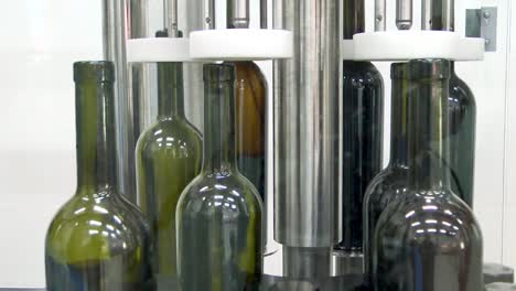 Glasflaschen-Auf-Der-Automatischen-Förderstrecke-In-Der-Weinfabrik