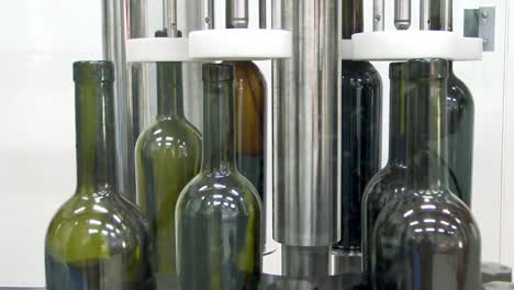 botellas de vidrio en la línea transportadora automática en la fábrica de vino