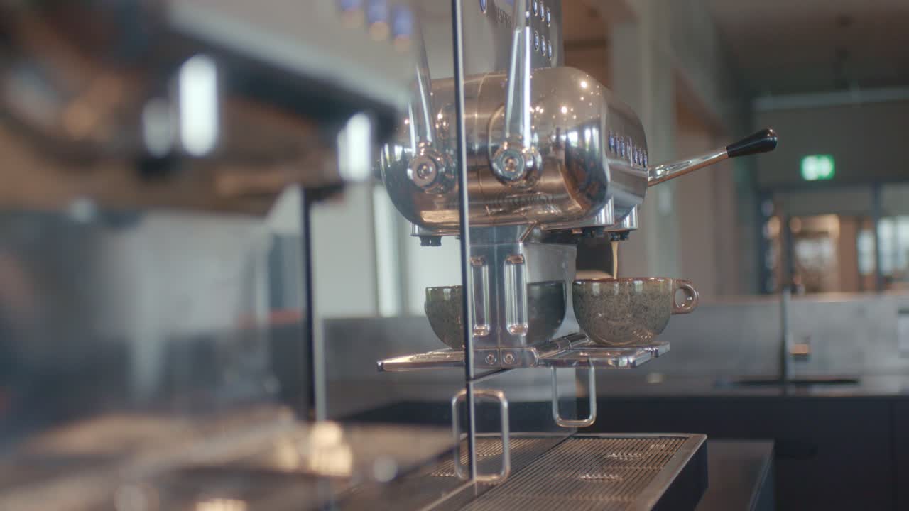 Preparare il caffè con una macchina da caffè