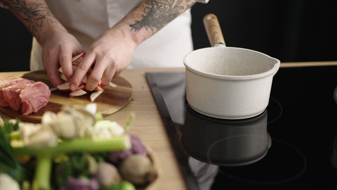 주방에서 음식을 준비하는 요리사