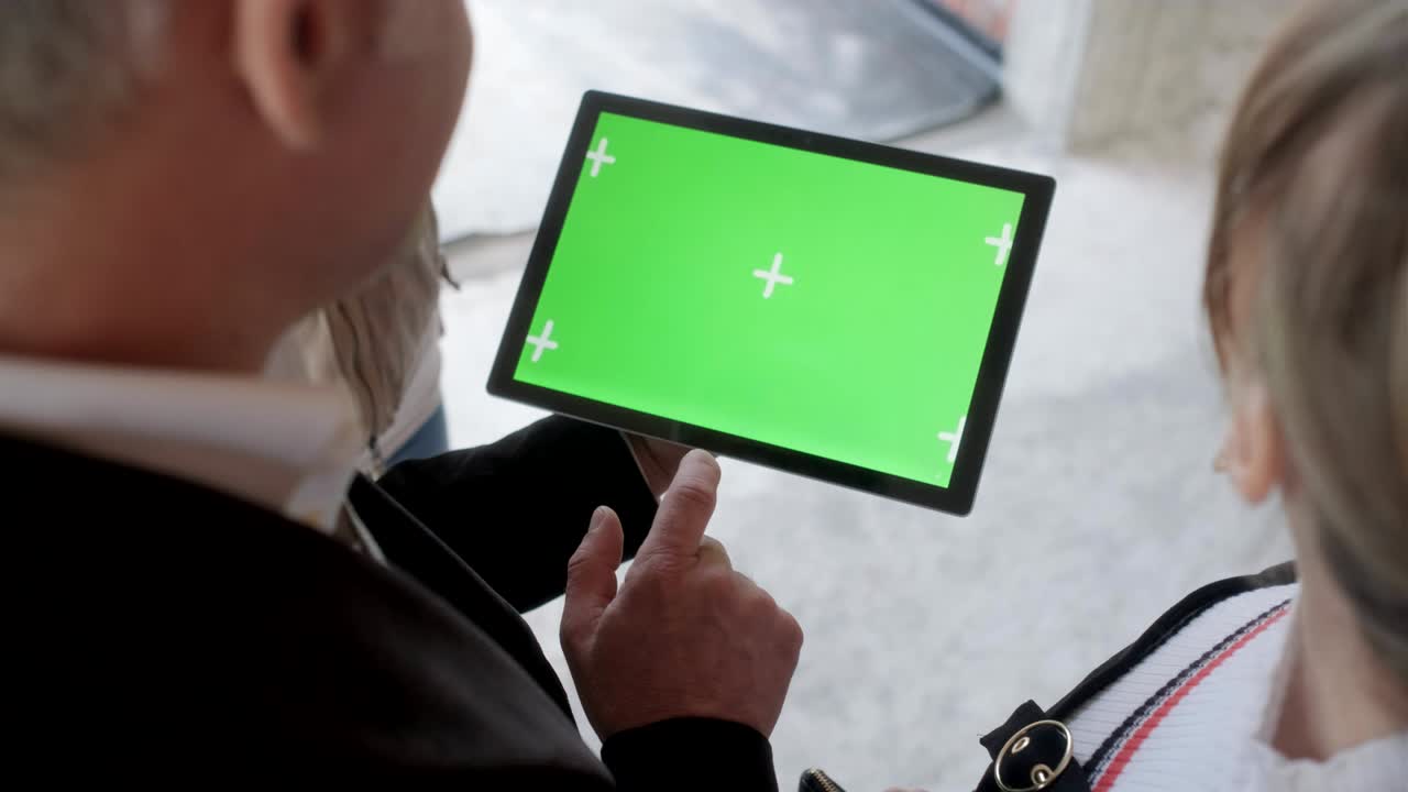 건설 현장에서 사업가가 들고 있는 태블릿 컴퓨터 태블릿 그린 스크린