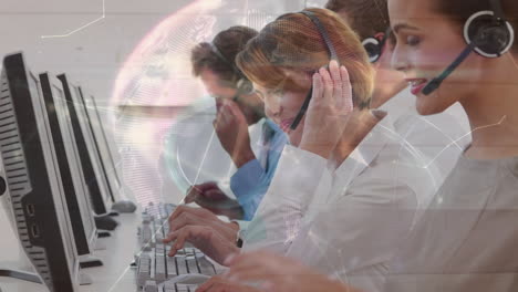 animación del globo sobre la gente de negocios usando auriculares de teléfono