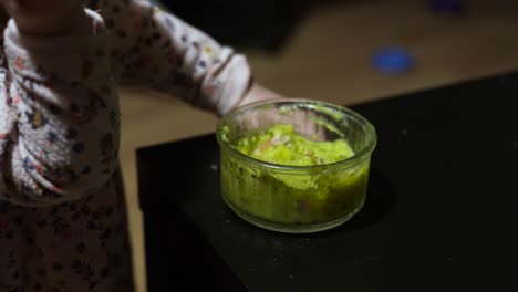 niño pequeño niño comiendo comida de bebé con cuchara y tazón, concepto abstracto