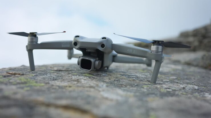 Accensione del drone moderno DJI Air 2S su roccia.