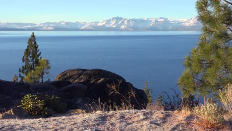 hermosa toma de establecimiento del lago tahoe, california, nevada, sierras en invierno con nieve