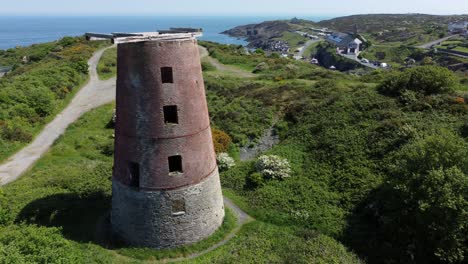 Puerto-Amlwch-Ladrillo-Rojo-Abandonado-En-Desuso-Molino-De-Viento-Vista-Aérea-Norte-De-Anglesey-Gales-Cerrar-Alejarse