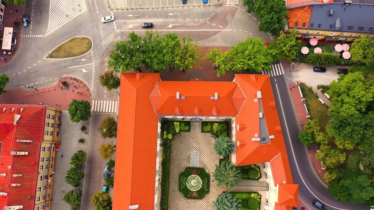 리네크 시장 광장, 구시청사, 신시청사, 다양한 색상의 외관과 타일 지붕이 있는 화려한 건물, 폴란드