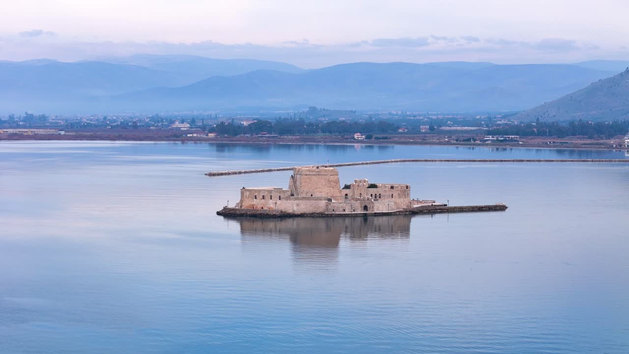 vista aérea del majestuoso castillo de agua de bourtzi en la hermosa región del peloponeso, grecia