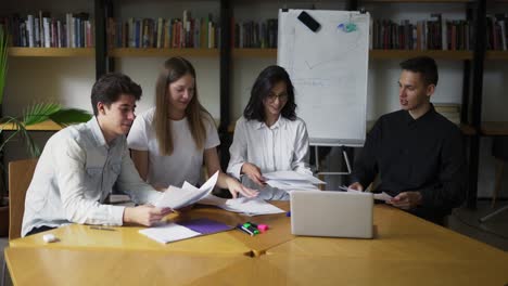 Concepto-De-Negocio.-El-Joven-Equipo-Está-Planificando-Juntos-Dentro-De-La-Empresa.