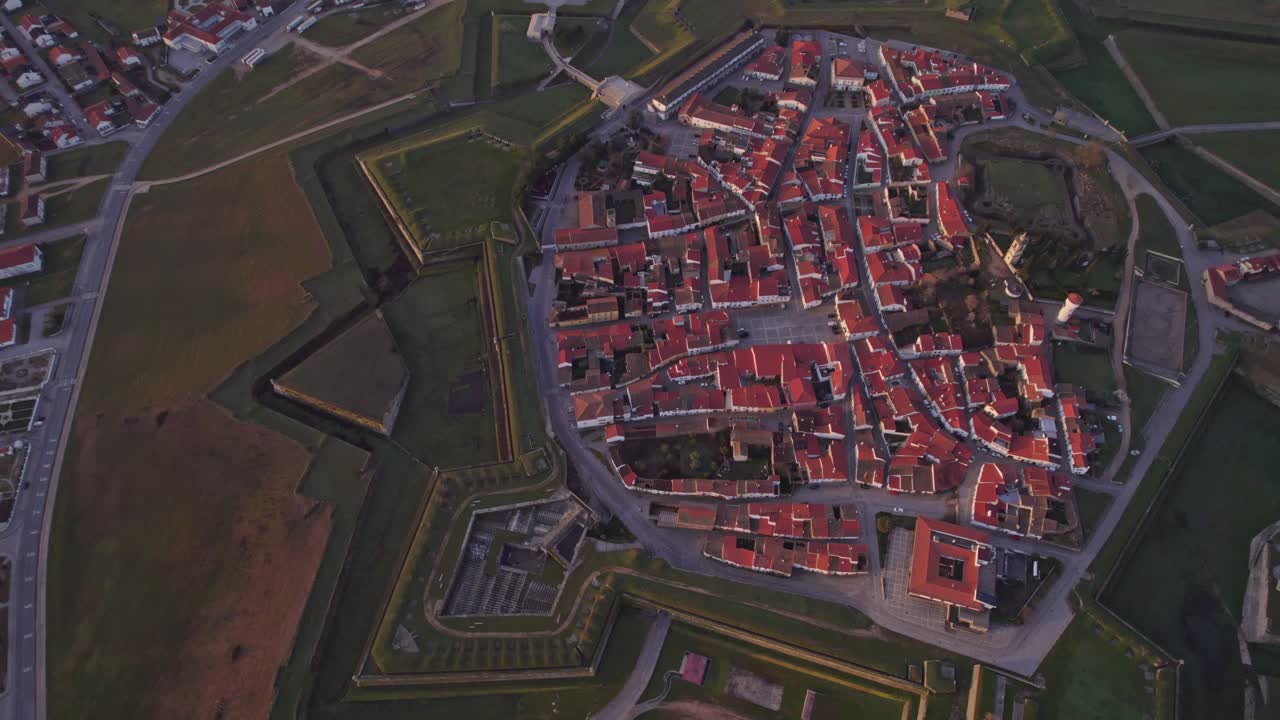 abajo de la cima de la fortaleza turística de la estrella aldea de almeida portugal, aérea