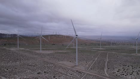 Windkraftanlagen-Neben-Joshua-Tree-Park