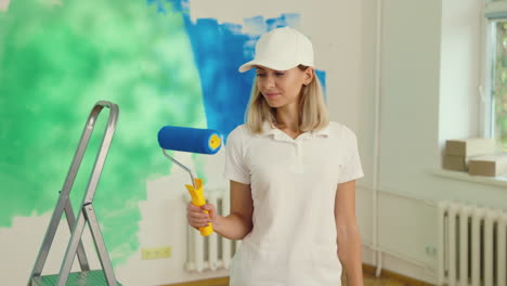 una mujer pintando una pared.