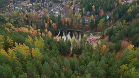 Karpacz,-Polonia,-El-Dron-De-La-Presa-De-Łomnica-Se-Mueve-Hacia-Abajo,-Vista-Inclinada-Hacia-Arriba,-Paisaje-De-Otoño