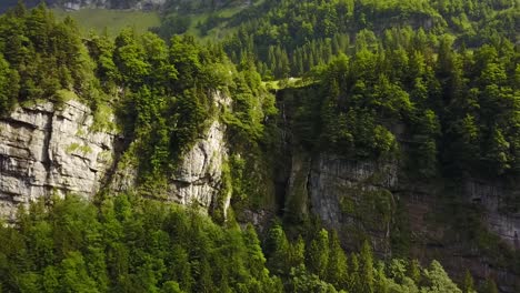 Flug-Zu-Einem-Kleinen-Wasserfall,-Der-Aus-Der-Klippe-Kommt