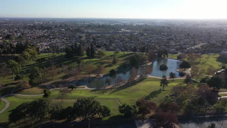 Tiro-De-Drone-Volando-Sobre-El-Lago-En-El-Parque-Regional-La-Mirada