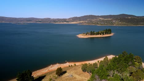 Aerial-View-Of-Cub-Island-On-The-Lake-In-Jindabyne,-New-South-Wales,-Australia