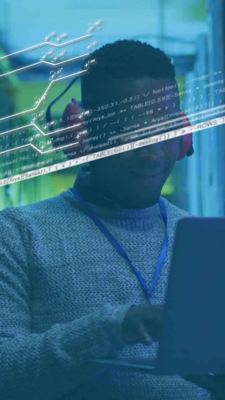Animazione di elaborazione dati su un tecnico IT afroamericano e un laptop vicino a server di computer
