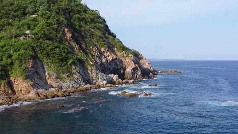 Drohnenschuss-Auf-Einer-Klippe-Am-Strand