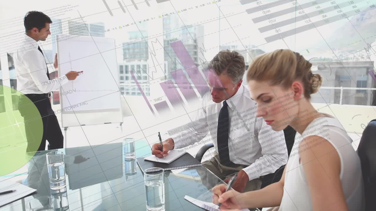 Animazione dell'elaborazione dei dati finanziari su diversi uomini d'affari in ufficio