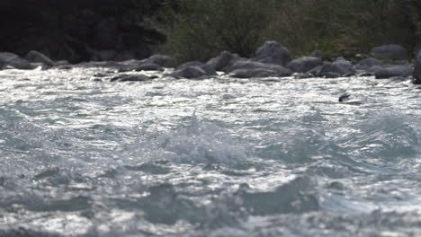 Slowmotion-Nahaufnahme-Des-Türkisfarbenen-Wassers-Des-Flusses-Venosc,-Französische-Alpen