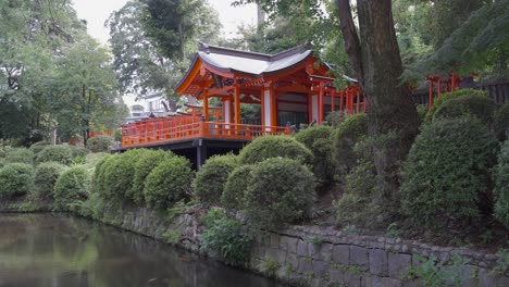 hermosa casa del santuario rojo en el santuario nezu en tokio al lado del estanque - vista bloqueada